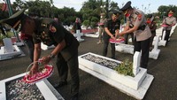 Personel TNI dan Polri mengunjungi Taman Makam Pahlawan (TMP) Kusuma Bangsa, Surabaya, Jawa Timur, Rabu (9/11/2022). Mereka menaburkan bunga di pusara makam para pahlawan. (Antara Foto/Didik Suhartono)