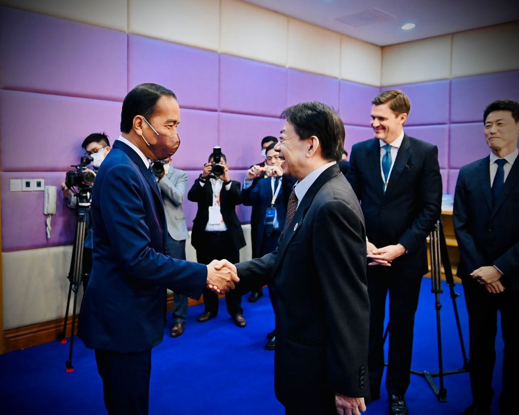 Presiden Joko Widodo melakukan pertemuan bilateral dengan Presiden Asian Development Bank (ADB) Masatsugu Asakawa di Hotel Sokha, Phnom Penh, Kamis, 10 November 2022. (Dok. Laily Rachev - Biro Pers Sekretariat Presiden)