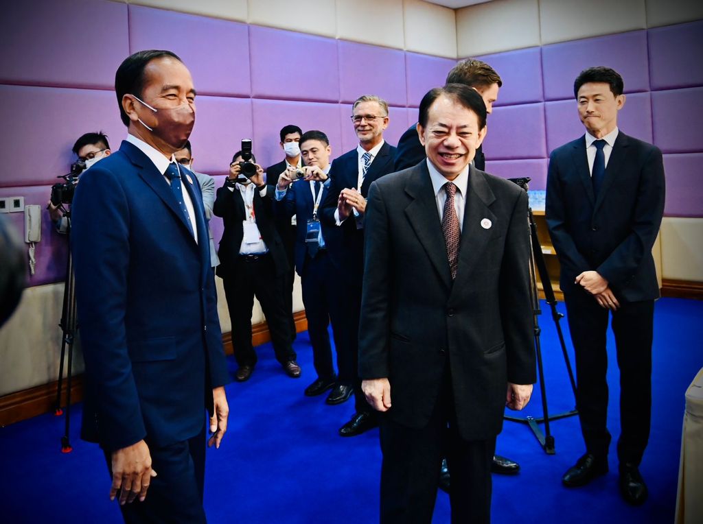 Presiden Joko Widodo melakukan pertemuan bilateral dengan Presiden Asian Development Bank (ADB) Masatsugu Asakawa di Hotel Sokha, Phnom Penh, Kamis, 10 November 2022. (Dok. Laily Rachev - Biro Pers Sekretariat Presiden)