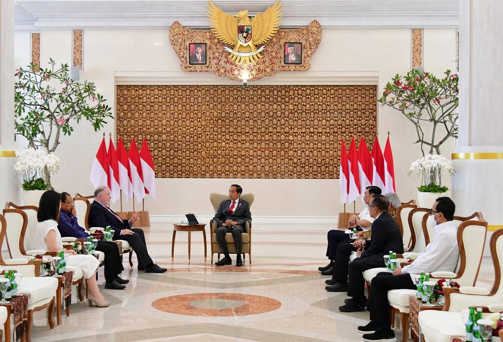 Presiden Joko Widodo melakukan pertemuan dengan Presiden World Water Council (WWC) Loïc Fauchon di Ruang VVIP Bandara I Gusti Ngurah Rai, Provinsi Bali, pada Rabu (9/11/2022).  Loïc berharap agar Presiden Jokowi dapat menyampaikan pesan kepada seluruh anggota G20 mengenai pentingnya posisi air sebagai prioritas utama. (Foto: Muchlis Jr - Biro Pers Sekretariat Presiden)