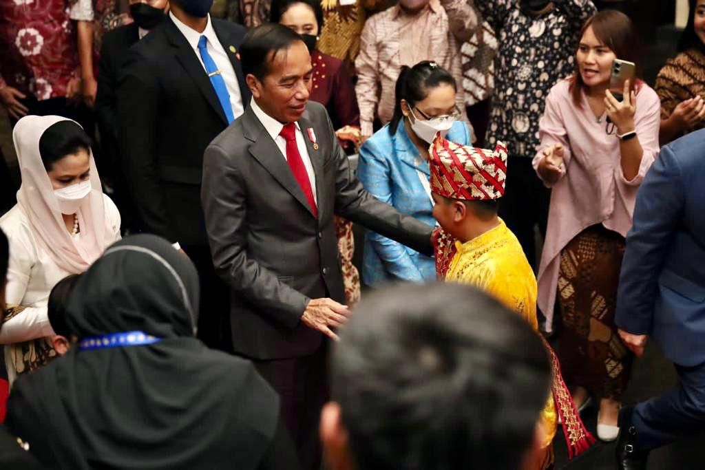 Presiden Joko Widodo (Jokowi) dan Iriana Joko Widodo tiba di hotel tempatnya menginap di Phnom Penh, Kamboja, Rabu, (9/11/2022). Kedatangan Presiden Jokowi beserta istri untuk menghadiri Konferensi Tingkat Tinggi (KTT) ke-40 dan ke-41 ASEAN. (Foto: KBRI Phnom Penh)