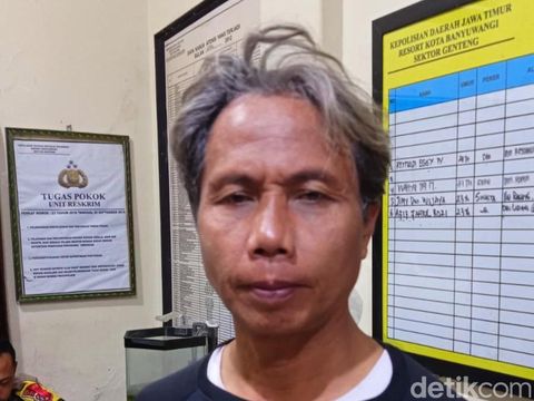 pria berpakaian wanita
