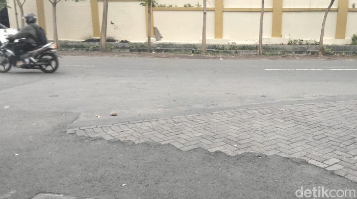 pria di surabaya dipukul tongkat baseball