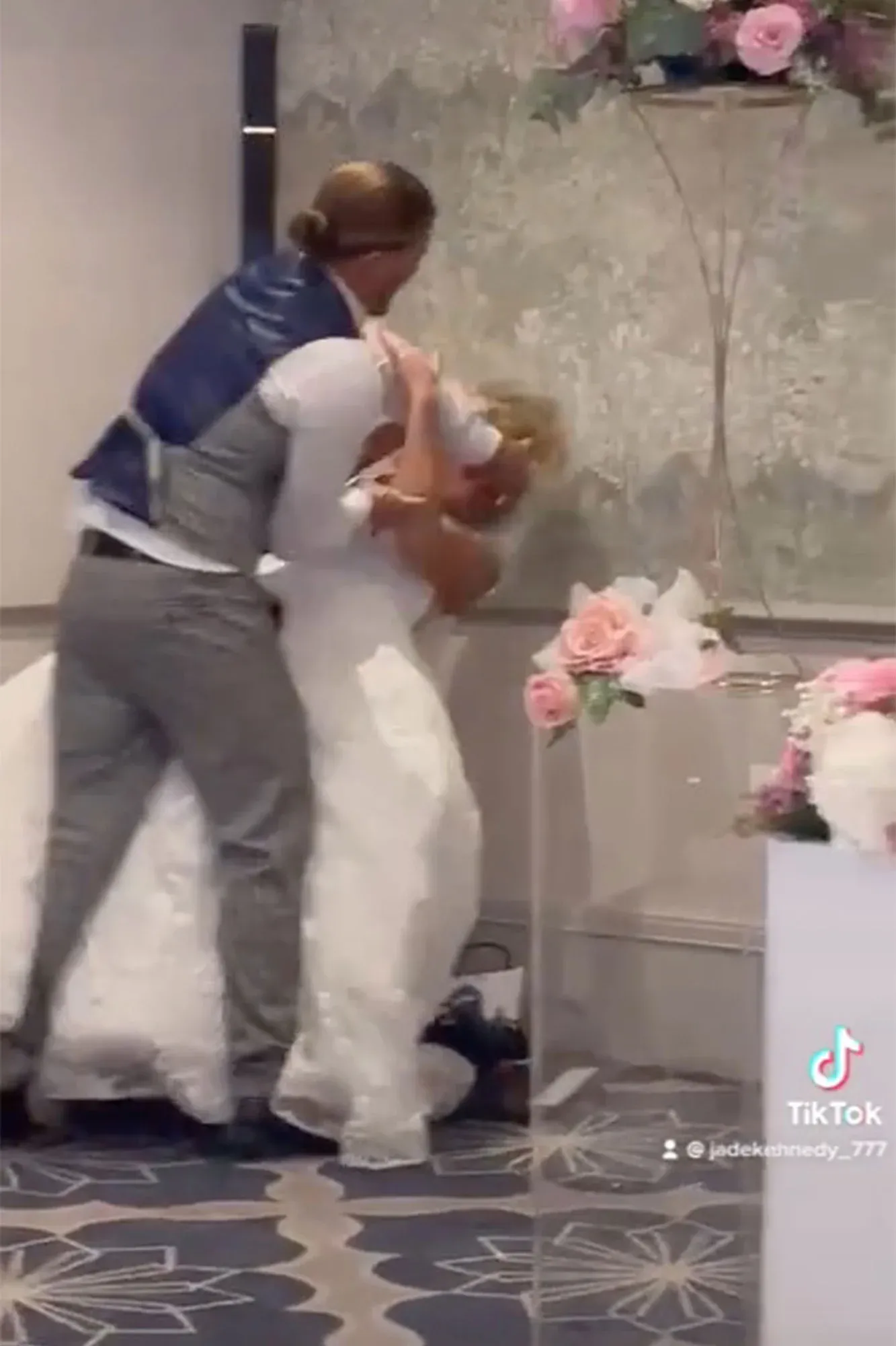 Pria Ini Dihujat Usai Tampar Istri Pakai Kue Pengantin di Pesta Pernikahannya