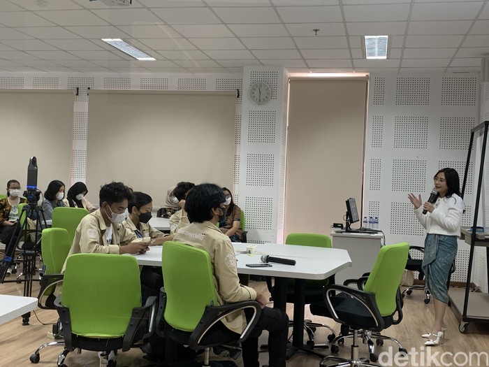 Prilly mengajar kedua kalinya di UGM (Fahri Zulfikar/detikcom) Prilly mengajar kedua kalinya di UGM (Fahri Zulfikar/detikcom)