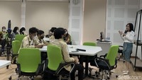 Dengan memakai atasan berwarna putih dan kain batik berwarna biru kehijauan yang dimodel rok lilit saat mengajar, Prilly bercerita ingin menyesuaikan dengan budaya kental Jogja.“Hari ini saya ingin berkain karena lagi suka berkain aja. Sekalian kan ini Jogja gitu ya. Saya tu ngerasa kalo di Jogja suasanya sakral. Budayanya lebih kental,” dengan Foto: (Fahri Zulfikar/detikcom)