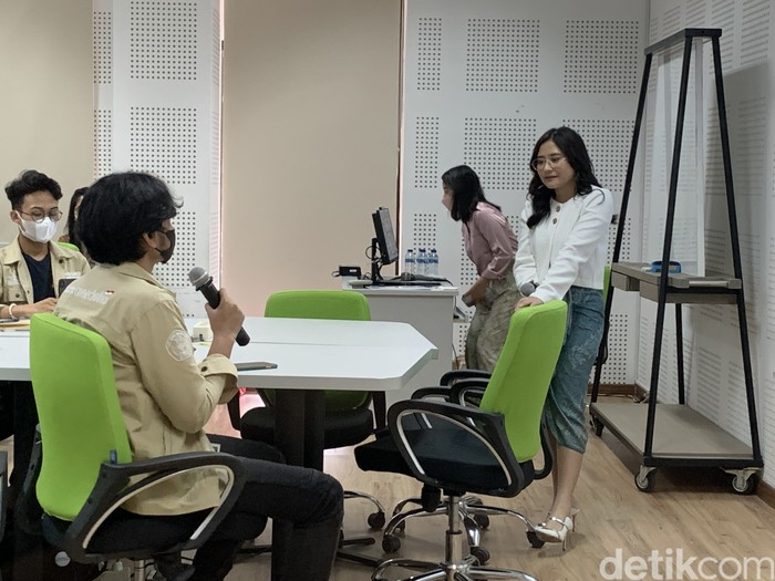 Prilly mengajar kedua kalinya di UGM (Fahri Zulfikar/detikcom) Prilly mengajar kedua kalinya di UGM (Fahri Zulfikar/detikcom)