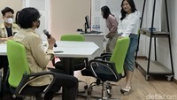 “Yang lebih menarik tuh mahasiswa lebih aktif. Mungkin awal-awal masih malu bertanya tapi sekarang, mahasiswa lebih aktif. Karena membahasnya studi kasus jadi pertanyaan mereka buka sekadar tanya-jawab saja tapi kita membahas per satu kasus yang terjadi di industri kreatif, film, entertainment juga,” kata Prilly. Foto: (Fahri Zulfikar/detikcom)