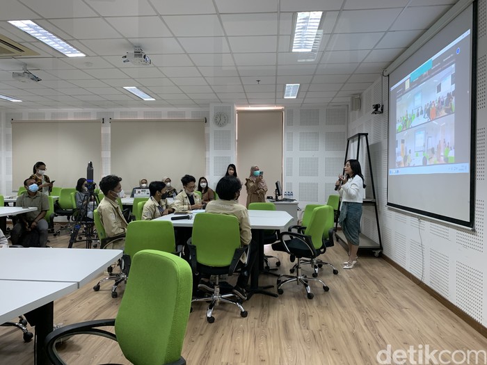 Prilly mengajar kedua kalinya di UGM (Fahri Zulfikar/detikcom) Prilly mengajar kedua kalinya di UGM (Fahri Zulfikar/detikcom)