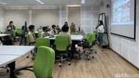 Adapun studi kasus yang dibahas dalam perkuliah Prilly, salah satunya adalah kasus artis Hollywood yang mengalami cancel culture. “Bagaimana artis Hollywood menghadapi masalah tersebut, dengan strategi komunikasi apa dan bagaimana publisher-nya membuat aktor tersebut bangkit dari cancel culture tersebut,” terangnya. Foto: (Fahri Zulfikar/detikcom)  