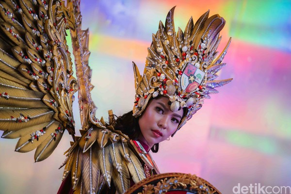 Kostum ini merupakan rancangan desainer Abata Bayu berkolaborasi dengan Dekranasda Provinsi NTT dan Levico Butik. Foto: Kenny Gida/detikcom Kostum ini merupakan rancangan desainer Abata Bayu berkolaborasi dengan Dekranasda Provinsi NTT dan Levico Butik. Foto: Kenny Gida/detikcom