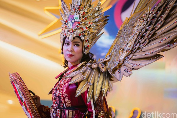 Kostum tersebut terinspirasi dari sejarah kota Ende yang begitu melekat dengan Pancasila sebagai lambang negara. Kostum ini bercerita tentang rasa nasionalisme dan perjuangan bangsa Indonesia untuk sejahtera dan merdeka. Foto: Kenny Gida/detikcom Kostum tersebut terinspirasi dari sejarah kota Ende yang begitu melekat dengan Pancasila sebagai lambang negara. Kostum ini bercerita tentang rasa nasionalisme dan perjuangan bangsa Indonesia untuk sejahtera dan merdeka. Foto: Kenny Gida/detikcom