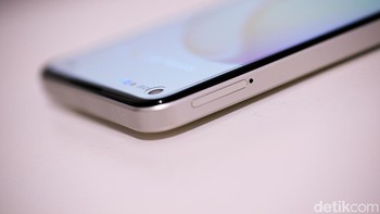 Bagian kiri ada slot SIM Card dan microSD. Foto: Adi Fida Rahman/detikINET
