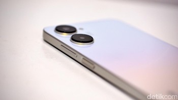 Sisi kanan bodi terdapat tombol power yang menyatu dengan sensor sidik jari, serta pengaturan volume. Foto: Adi Fida Rahman/detikINET