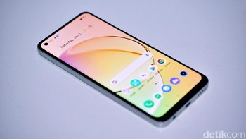 Tidak ketinggalan RAM hingga 8GB dan memori internal sebesar 128GB melengkapi spesifikasi Realme 10. Ponsel ini juga mendukung fitur Dynamic RAM yang bisa mendongkrak kapasitas RAM hingga 8GB.Foto: Adi Fida Rahman/detikINET