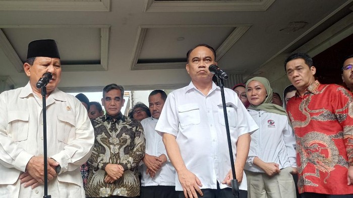 Relawan Presiden Joko Widodo (Jokowi) selesai menemui Ketua Umum Partai Gerindra Prabowo Subianto untuk membahas hasil Musra (Firda C/detikcom)