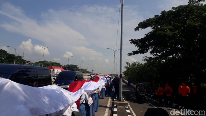 Ribuan pelajar dan ASN mengusung bendera merah putih di Jembatan Suramadu peringati Hari Pahlawan