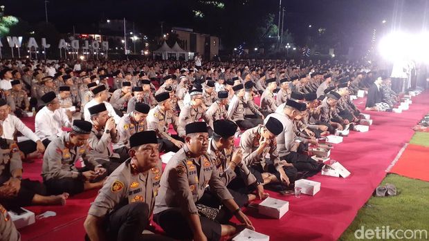 Ribuan polisi Polda Jateng doa bersama memperingati Hari Pahlawan, Kamis (10/11/2022). Acara ini juga dihadiri Gubernur Jateng Ganjar Pranowo dan wakilnya Taj Yasin.