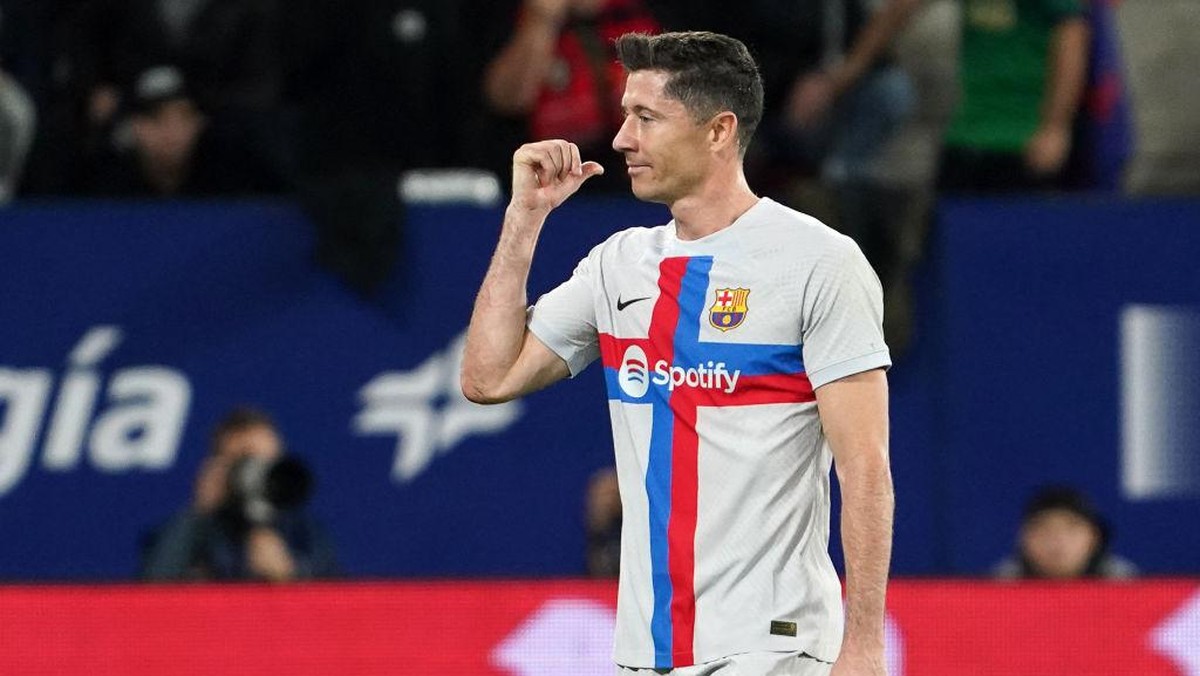 Robert Lewandowski disinyalir mengejek wasit dengan gestur tersebut (AFP via Getty Images/CESAR MANSO)