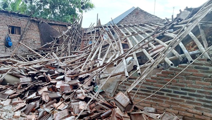 Rumah ambruk di Karawang