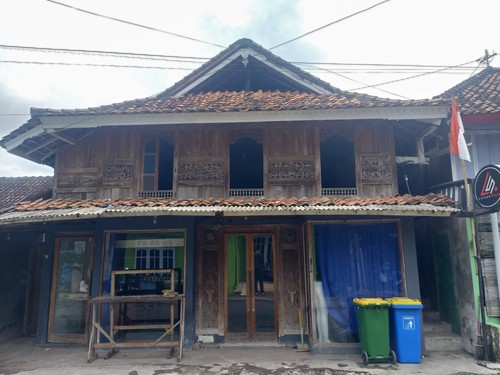 Salah satu rumah panggung di Lingkungan Pertukangan, Kelurahan Loloan Barat, Kecamatan Negara, Kabupaten Jembrana, Bali, Kamis (10/11/2022). (I Putu Adi Budiastrawan/detikBali)