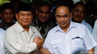 Prabowo dan Budi Arie berpose salam komando.