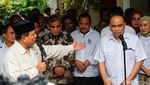 Salam Komando Prabowo dan Relawan Jokowi di Kertanegara