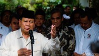 Usai pertemuan siang ini, Prabowo mengatakan juga membahas kebangsaan dengan relawan Jokowi.