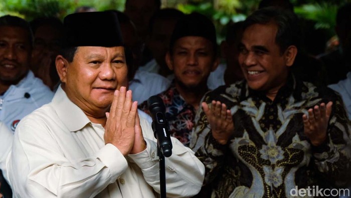 Gabungan relawan Presiden Jokowi merapat ke kediaman Ketum Gerindra Prabowo Subianto di Jl Kertanegara, Jakarta. Begini momen hangat usai pertemuan.