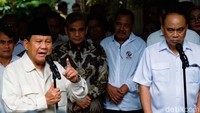 Prabowo Subianto dan Ketum Relawan Pro-Jokowi (Projo) Budi Arie Setiadi memberikan keterangan pers usai pertemuan di kediaman Prabowo, Jalan Kertanegara, Jakarta Selatan, Kamis (10/11/2022).