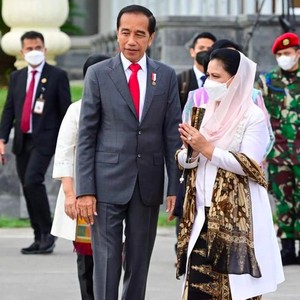 Ibu Negara Dampingi Jokowi ke Kamboja, Anggun Berkebaya Dipadu Sandal Hermes