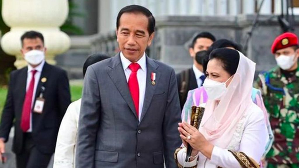 Ibu Negara Dampingi Jokowi ke Kamboja, Anggun Berkebaya Dipadu Sandal Hermes