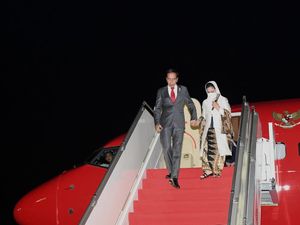Iriana Terpeleset di Tangga Pesawat, Gibran: Mungkin Kecapekan