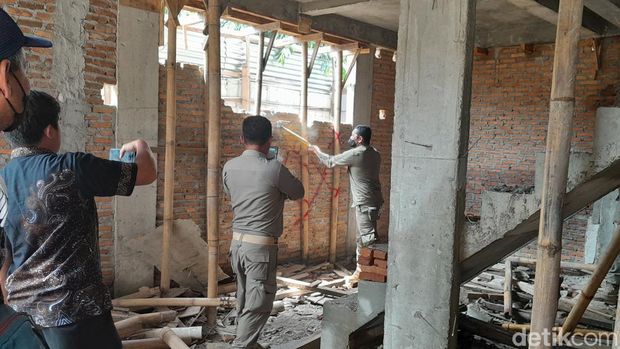 Satpol PP Medan membongkar bangunan bermasalah