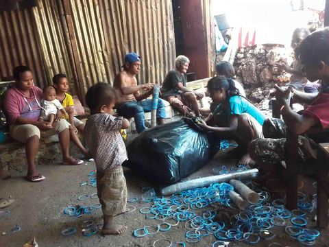 Sebanyak 24 KK dan 125 jiwa warga Kampung Pemulung Aqu Ada di RT 11, RW 03, Kelurahan Pasir Panjang, Kecamatan Kota Lama, Kota Kupang, Provinsi Nusa Tenggara Timur (NTT) menggantungkan hidup dengan memungut sisa-sisa sampah plastik. Mirisnya, pemukiman mereka hanya berjarak sekitar 150 meter dengan rumah pribadi gubernur NTT. Foto: Yufen Ernesto