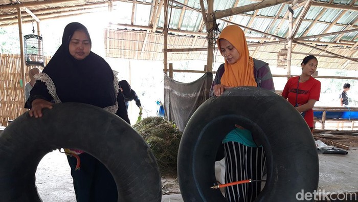 Sejumlah ibu-ibu Dukuh Padokan, Desa Sawahan, Kecamatan Ngemplak, Kabupaten Boyolali, membawa ban berisi biogas dari kandang ternak komunal, Kamis (10/11/2022).