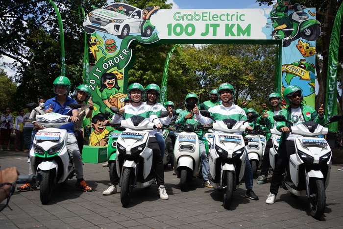 Grab Electric Sudah Tempuh 100 Juta Kilometer Sejak Mengaspal 2021 Grab mengeklaim Grab Electric sudah menempuh jarak 100 juta kilometer sejak mengaspal pada Januari 2021.