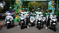Capaian tersebut ditandai dengan berlalunya rombongan konvoi 100 kendaraan roda dua GrabElectric di gerbang Parkir Timur, Monumen Bajra Sandhi, Denpasar, Bali.