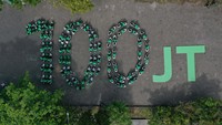 Mitra pengemudi Grab membentuk formasi sebelum pelaksanaan konvoi untuk meresmikan capaian 100 juta kilometer.