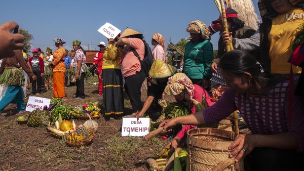 Festival Mosintuwu merupakan tradisi berbagi hasil bumi kepada suku lainnya di empat suku yang berdiam di Poso yakni Pamona, Mori, Bada, dan Napu. Â Festival Mosintuwu merupakan tradisi berbagi hasil bumi kepada suku lainnya di empat suku yang berdiam di Poso yakni Pamona, Mori, Bada, dan Napu. Â