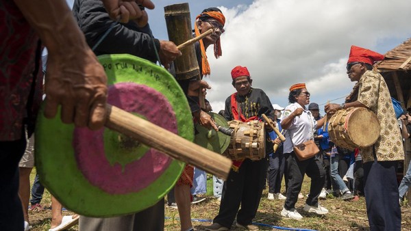 Festival yang diiringi beragam alat musik khas Poso ini berlangsung meriah.  