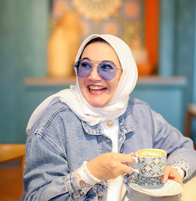 Jarang tersorot kamera, rupanya ibunda Sabda Ahessa juga memiliki gaya yang tak kalah stylish dari Wulan Guritno. Penampilan ibunda Sabda Ahessa, Shanty Widhiyanti juga selalu banjir pujian dari netizen. Foto: Instagram/@shantywsh