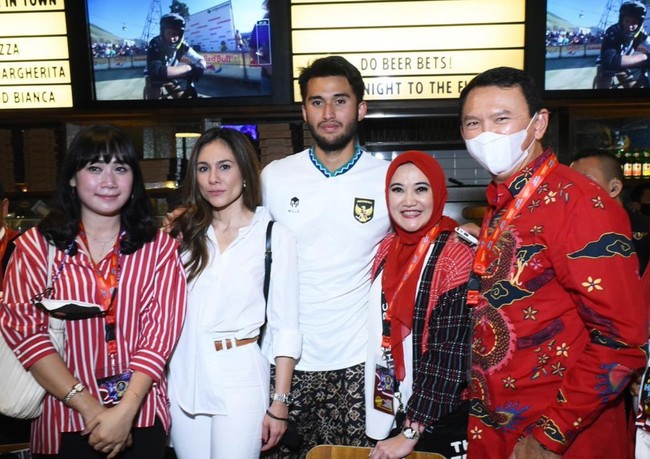Sempat beberapa kali terlihat menghadiri acara yang sama dan berfoto bersama Wulan Guritno, keduanya terlihat cukup kompak. Sabda Ahessa pun terlihat sudah tak malu-malu lagi untuk merangkul dan berdekatan dengan Wulan Guritno di depan sang ibu. Foto: Instagram/@shantywsh