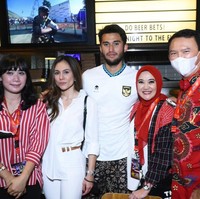 Sempat beberapa kali terlihat menghadiri acara yang sama dan berfoto bersama Wulan Guritno, keduanya terlihat cukup kompak. Sabda Ahessa pun terlihat sudah tak malu-malu lagi untuk merangkul dan berdekatan dengan Wulan Guritno di depan sang ibu. Foto: Instagram/@shantywsh