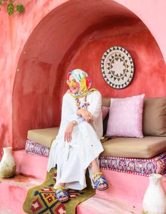 Shanty sendiri cukup aktif di akun Instagramnya dan sering membagikan foto-foto OOTD dirinya saat berlibur. Seperti dalam foto yang satu ini, sambil berpose duduk gayanya tampak begitu stylish. Foto: Instagram/@shantywsh