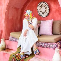 Shanty sendiri cukup aktif di akun Instagramnya dan sering membagikan foto-foto OOTD dirinya saat berlibur. Seperti dalam foto yang satu ini, sambil berpose duduk gayanya tampak begitu stylish. Foto: Instagram/@shantywsh