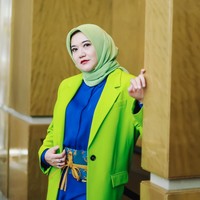 Tampil berani dengan memadukan busana berwarna terang, biru dan hijau neon, penampilan Shanty tampak menawan. Penampilannya itu kemudian dilengkapi dengan hijab berwarna senada. Foto: Instagram/@shantywsh