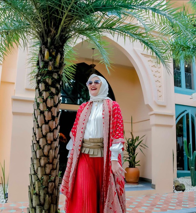 Shanty juga gemar membagikan foto-foto OOTD dirinya saat liburan. Begini penampilannya. Bagaimana, tak kalah stylish dari Wulan Guritno bukan? Foto: Instagram/@shantywsh