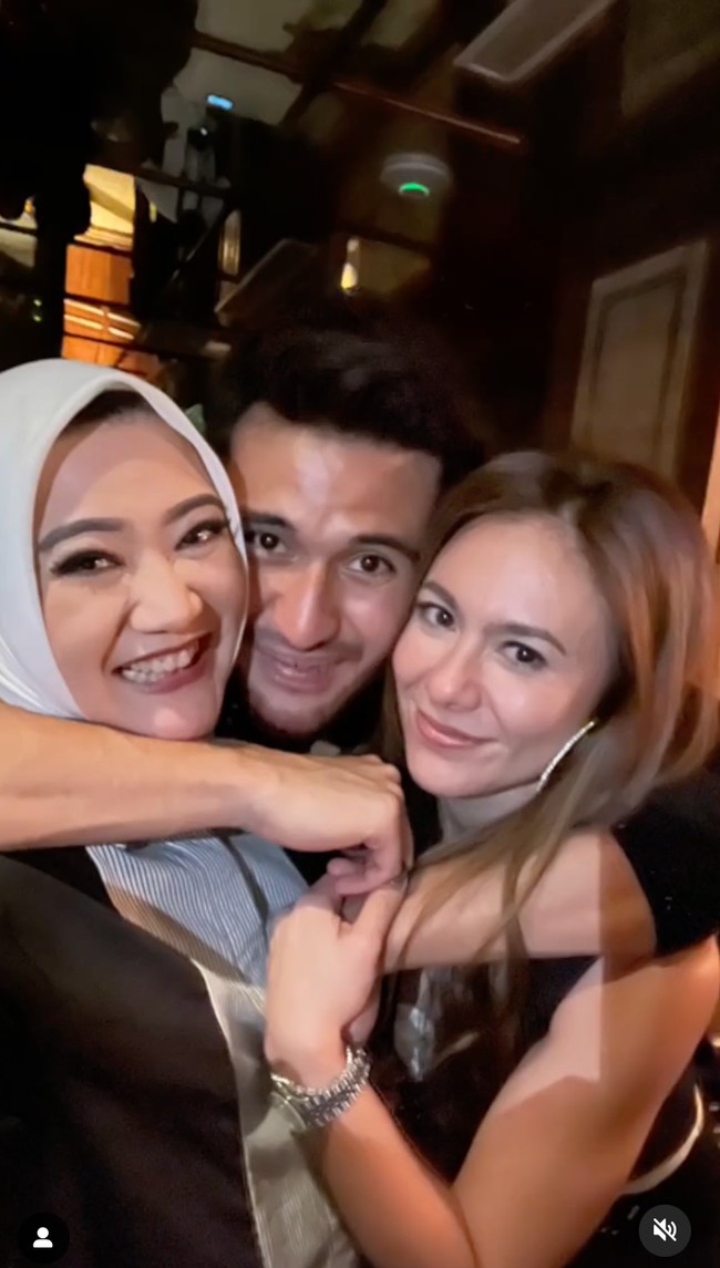 Hubungan Wulan Guritno dan Sabda Ahessa cukup mencuri perhatian karena keduanya diketahui terpaut usia 15 tahun, dimana Wulan lebih tua daripada Sabda Ahessa. Walaupun demikian tampaknya ibunda Sabda Ahessa sudah menyetujuui huubungan anaknya tersebut. Sang ibu pun sempat hadir dalam sejumlah acara dan berpose bersama Wulan Guritno. Foto: Instagram/@shantywsh
