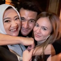 Hubungan Wulan Guritno dan Sabda Ahessa cukup mencuri perhatian karena keduanya diketahui terpaut usia 15 tahun, dimana Wulan lebih tua daripada Sabda Ahessa. Walaupun demikian tampaknya ibunda Sabda Ahessa sudah menyetujuui huubungan anaknya tersebut. Sang ibu pun sempat hadir dalam sejumlah acara dan berpose bersama Wulan Guritno. Foto: Instagram/@shantywsh